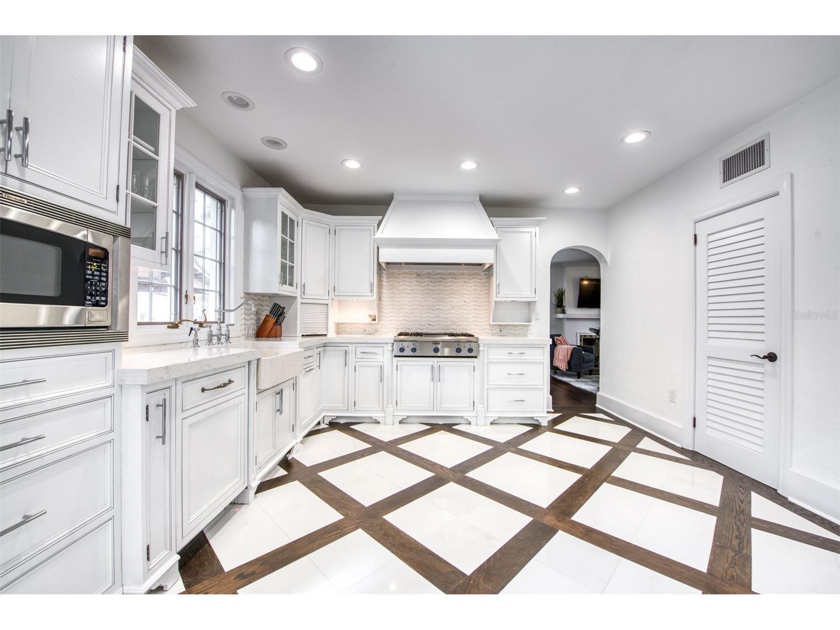 76 S Washington Drive Sarasota FL 34236 A4693046 image15