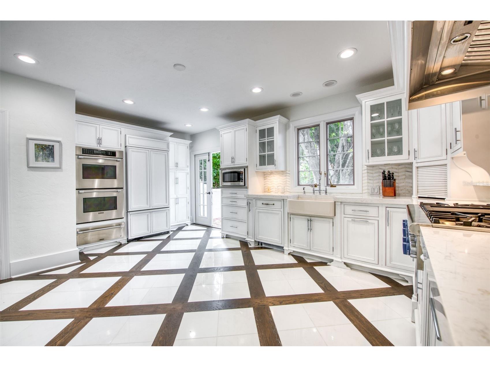 76 S Washington Drive Sarasota FL 34236 A4693046 image18