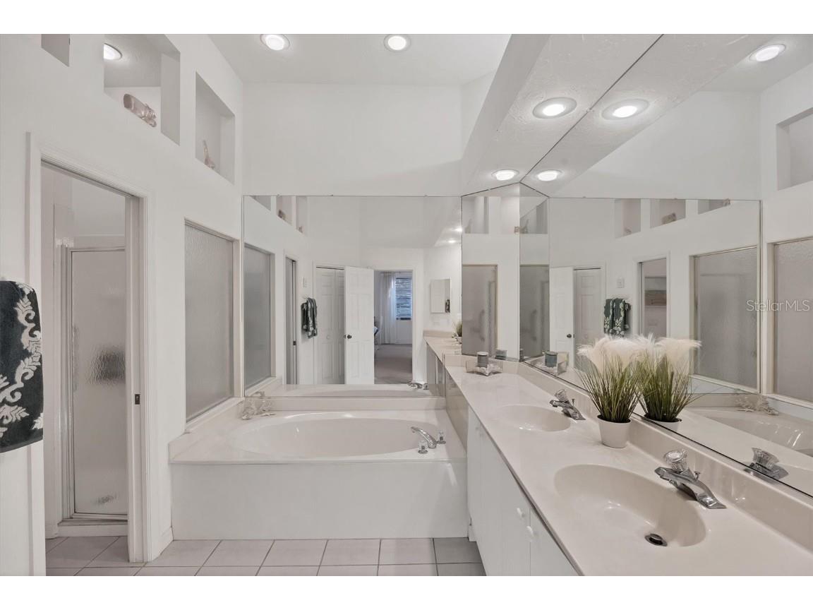 7621 Whitebridge Glen University Park FL 34201 A4673346 image18