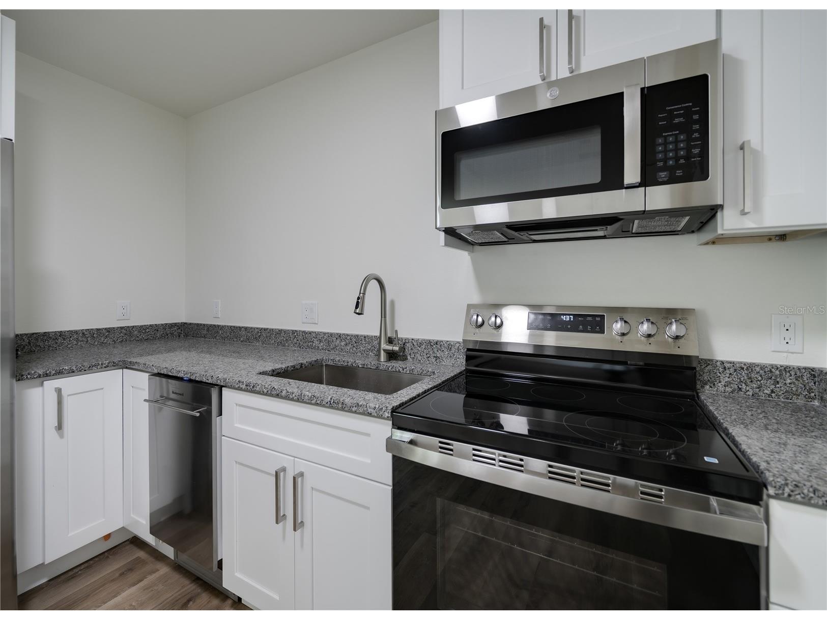 767 1/2 19th Avenue S Saint Petersburg FL 33705 TB8497046 image3