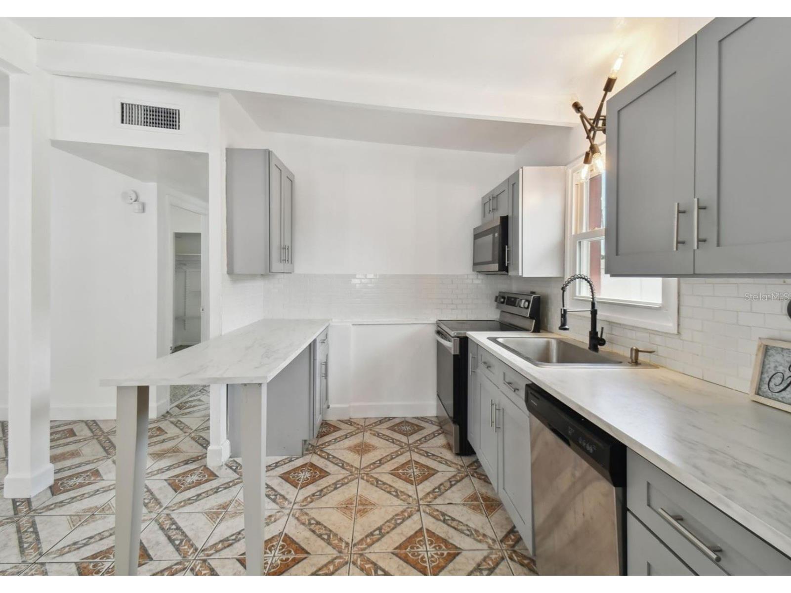 7704 Patrician Place Tampa FL 33619 TB8483410 image3