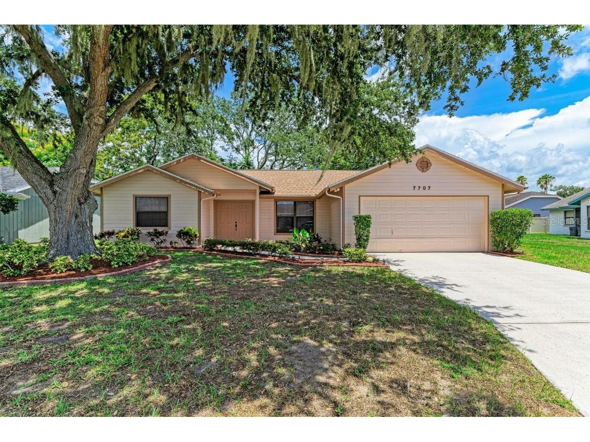 7707 38th Court E Sarasota FL 34243 A4578267 image1