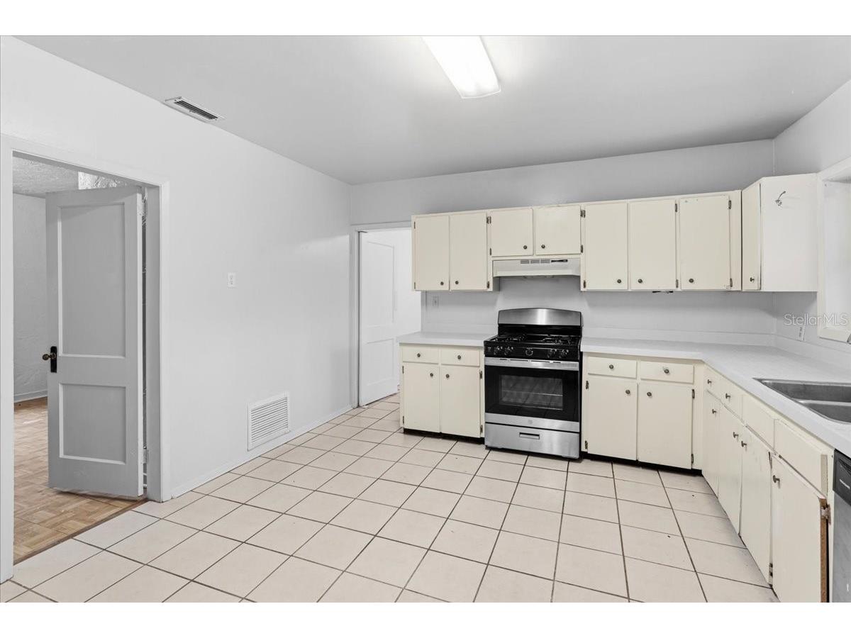 779 NW 37th Street Gainesville FL 32607 GC538962 image19