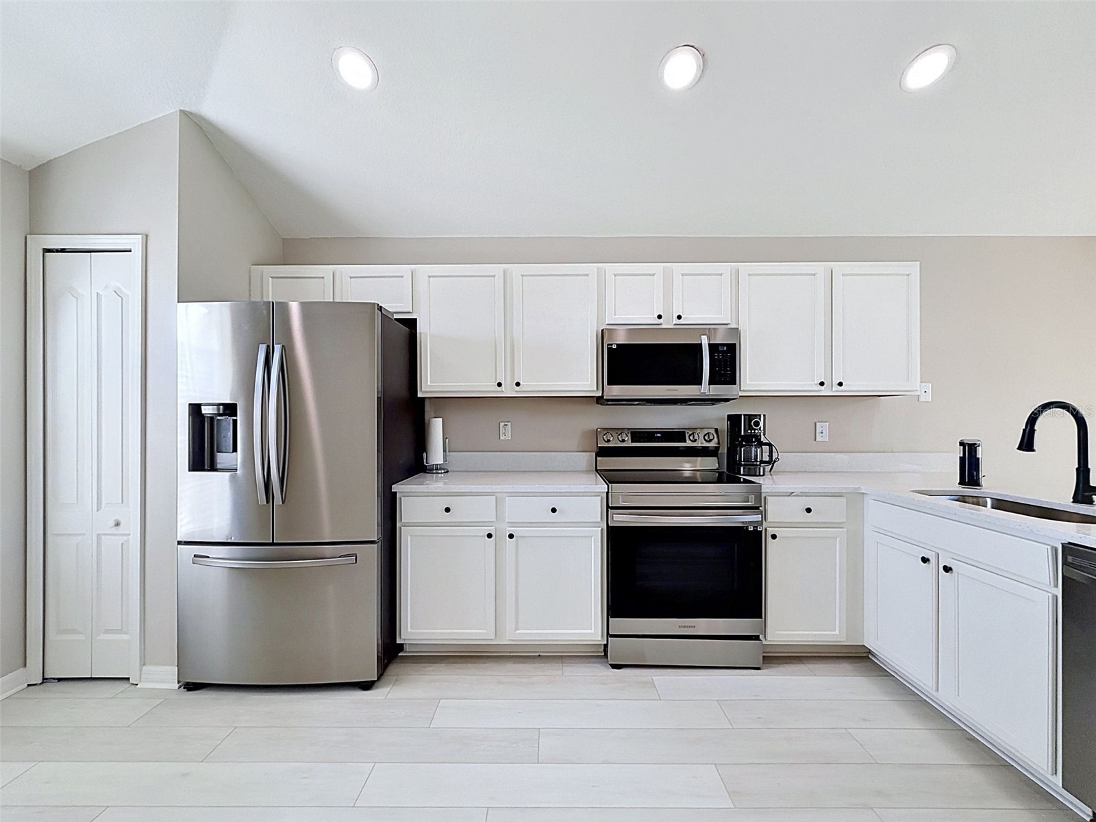 7848 Merchantville Cir Zephyrhills FL 33540 W7886569 image11