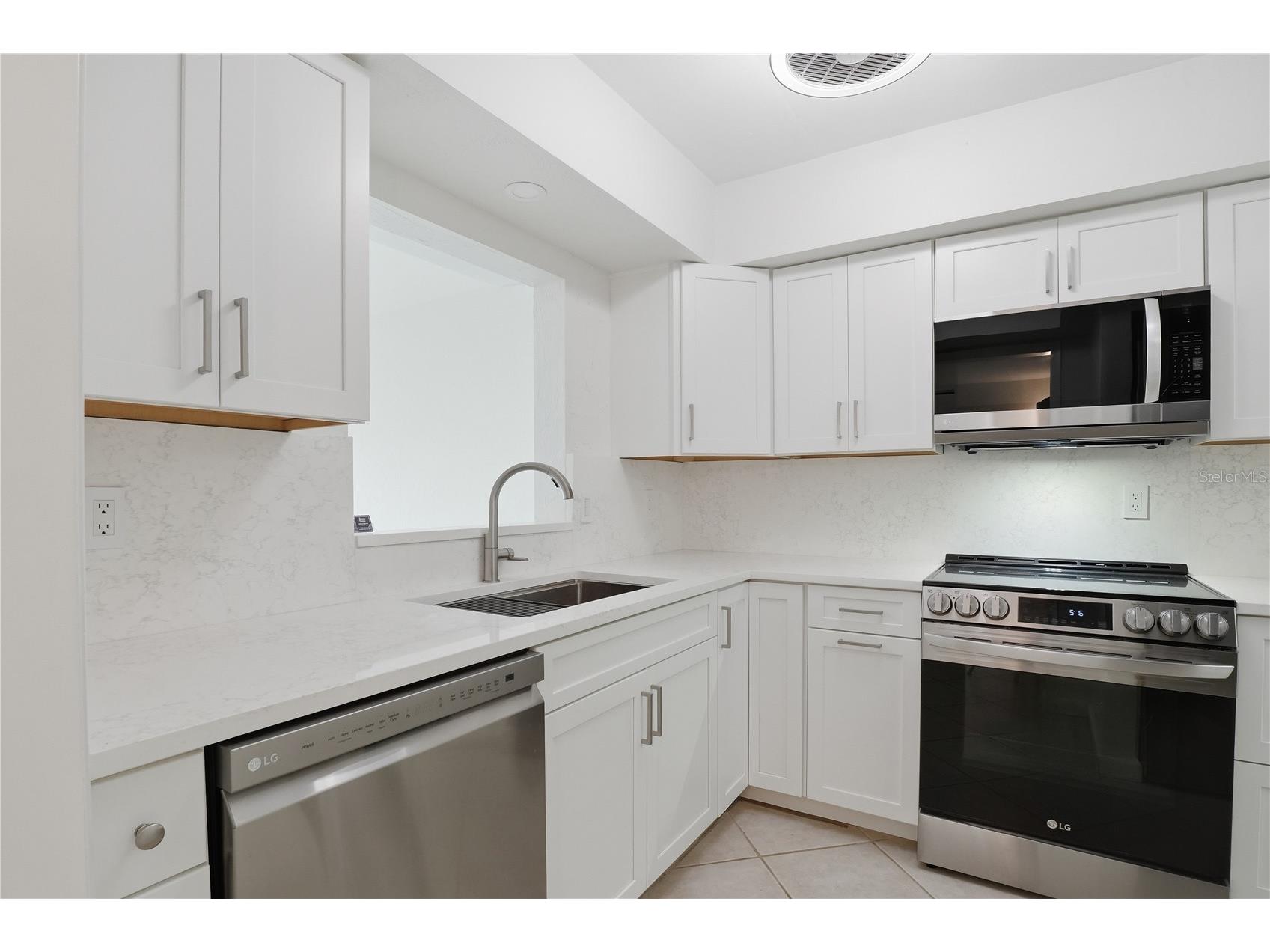 7860 Palm Aire Lane #103 Sarasota FL 34243 A4689954 image5
