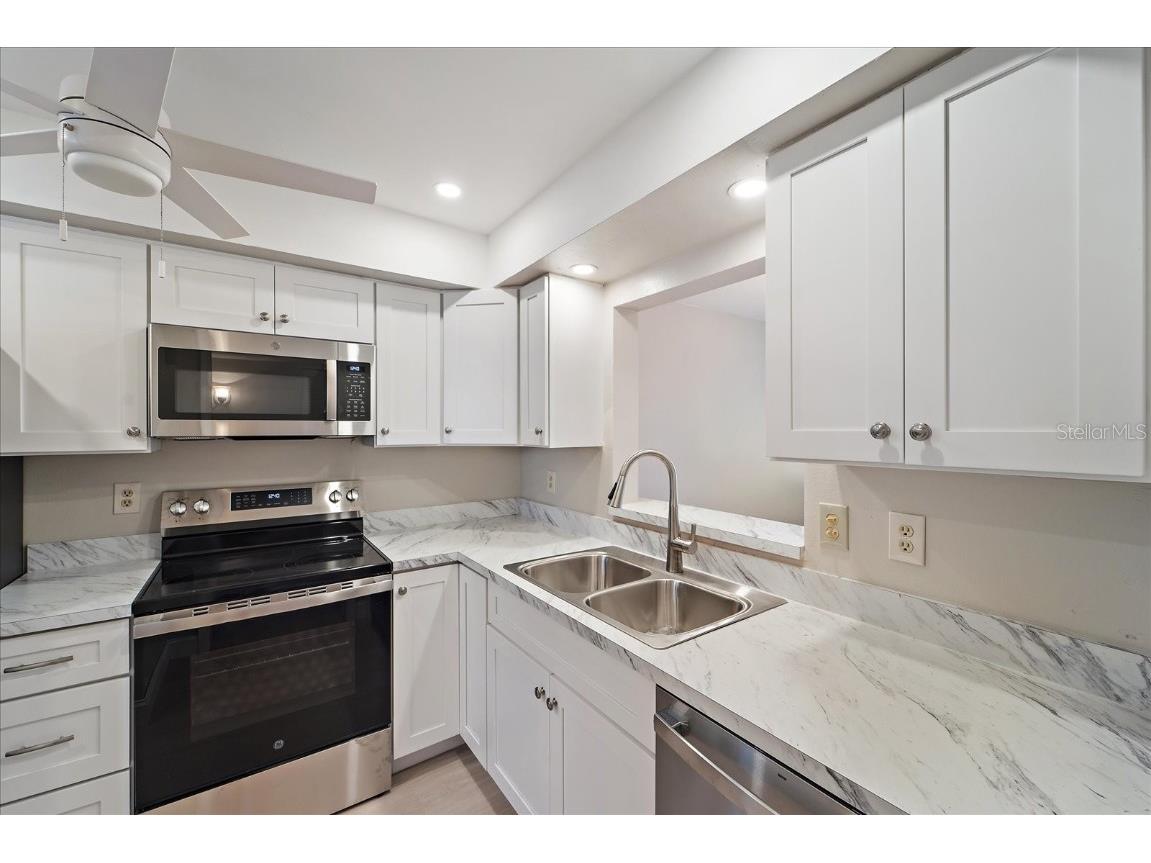 7860 Palm Aire Lane #104 Sarasota FL 34243 A4676737 image10