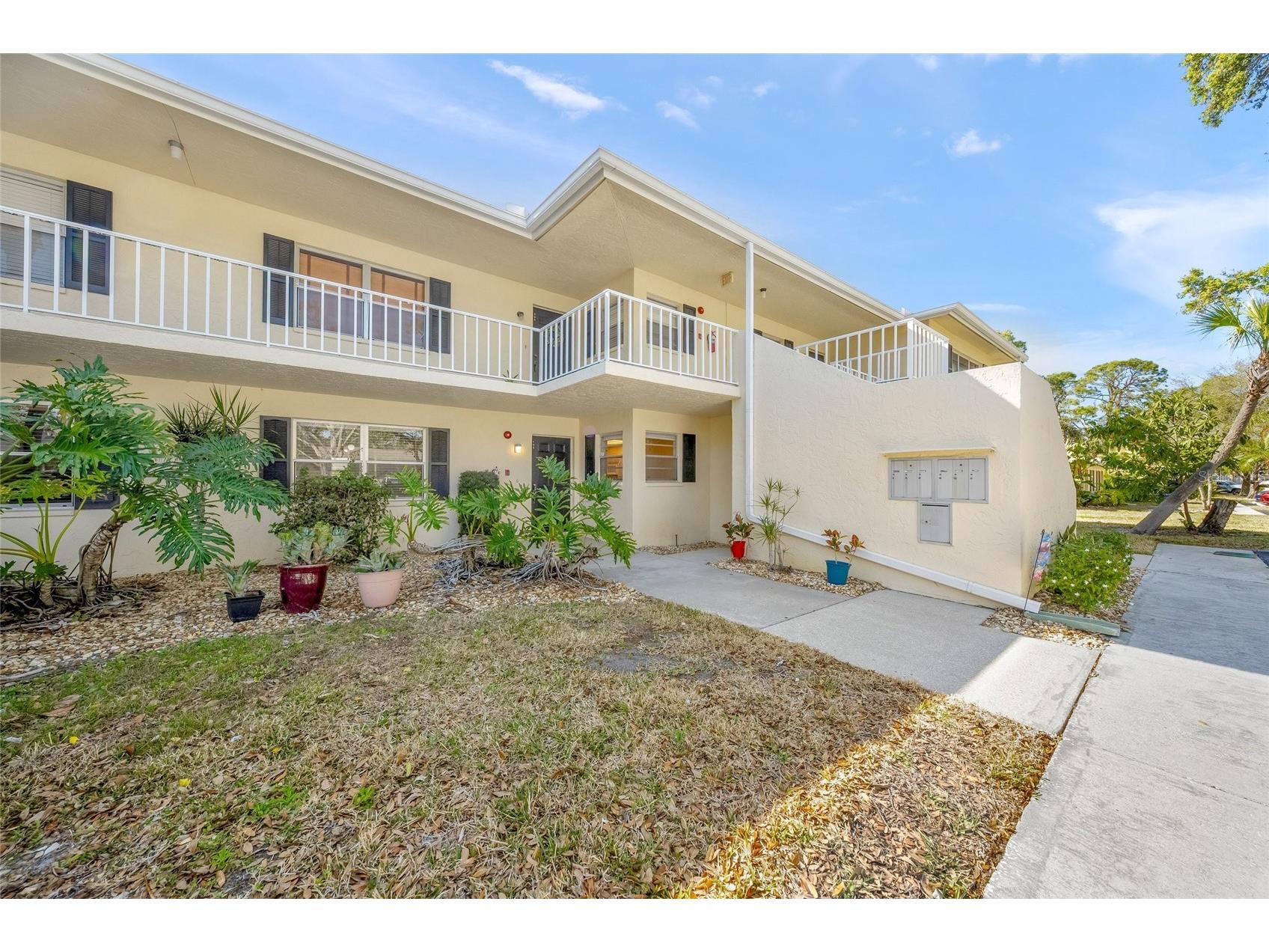7860 Palm Aire Lane #105 Sarasota FL 34243 A4683450 image1
