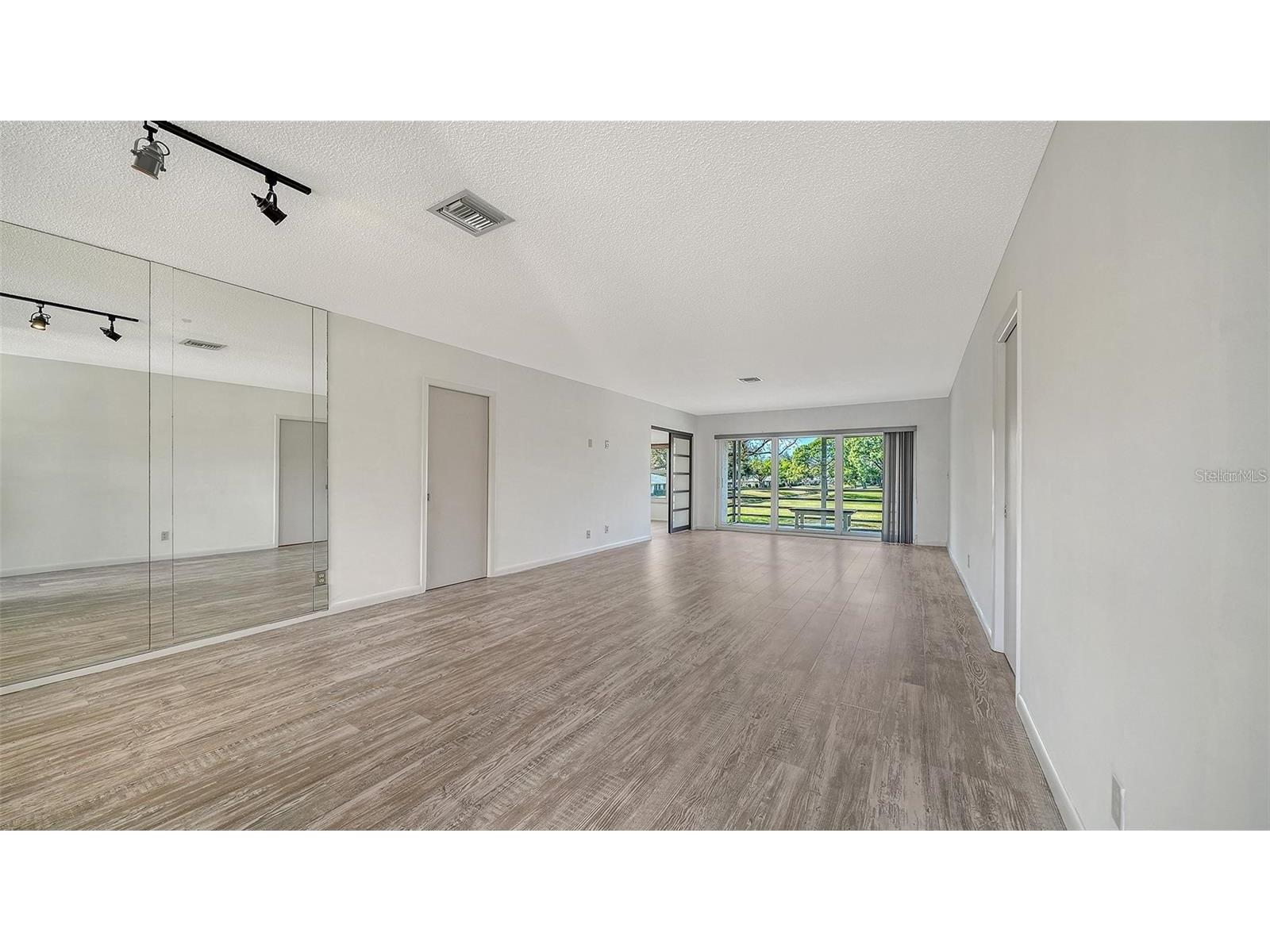 7880 Palm Aire Lane #203 Sarasota FL 34243 A4687887 image2