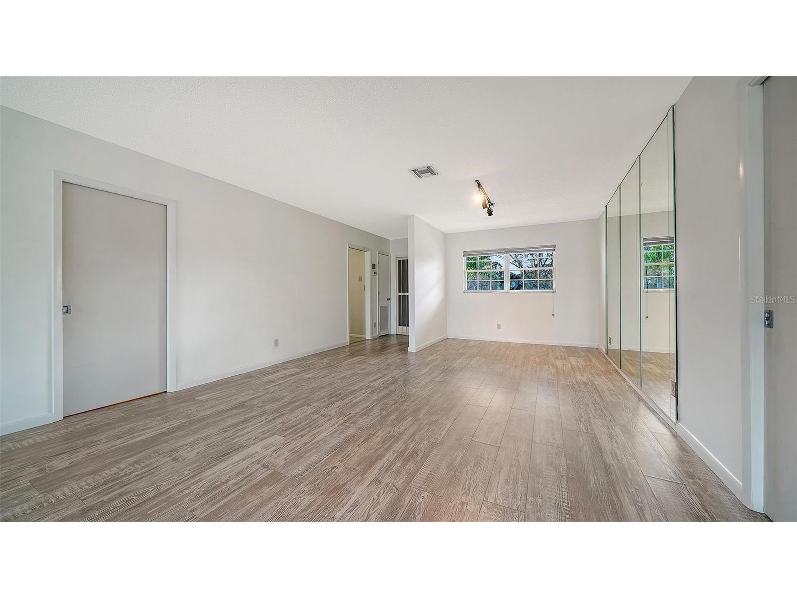 7880 Palm Aire Lane #203 Sarasota FL 34243 A4687887 image4