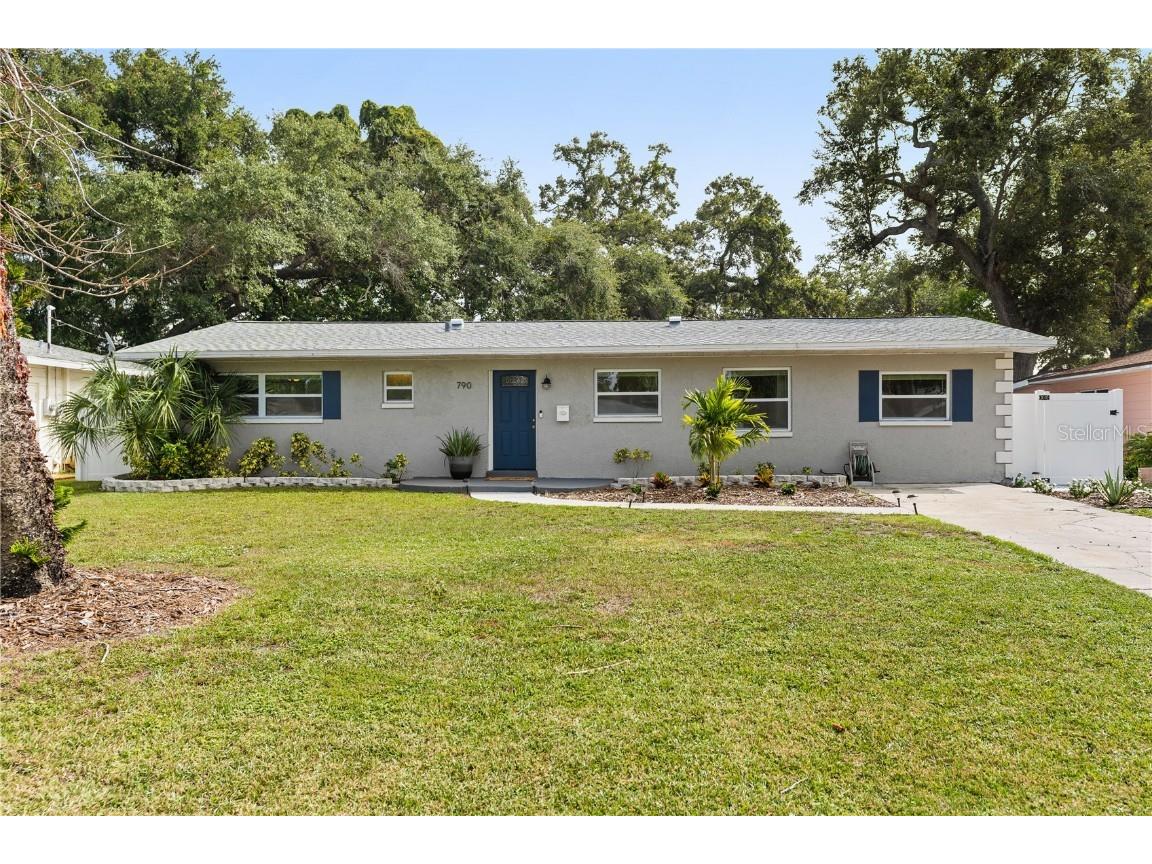 790 Hillside Drive S Saint Petersburg FL 33705 A4582987 image1