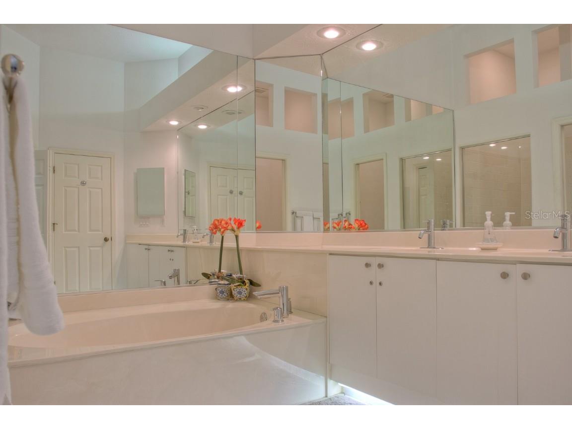 7911 Whitebridge Glen University Park FL 34201 A4549779 image24