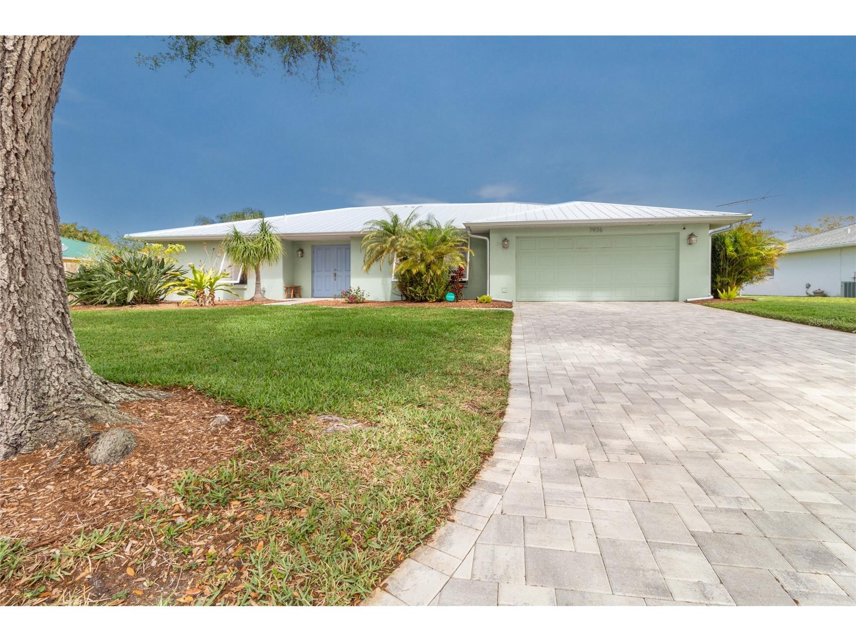 7926 Cypress Lake Drive Sarasota FL 34243 A4684756 image1