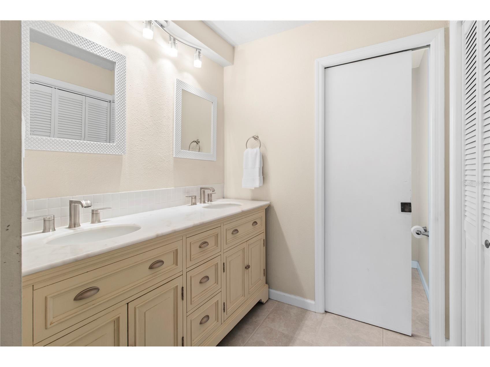 7926 Cypress Lake Drive Sarasota FL 34243 A4684756 image23