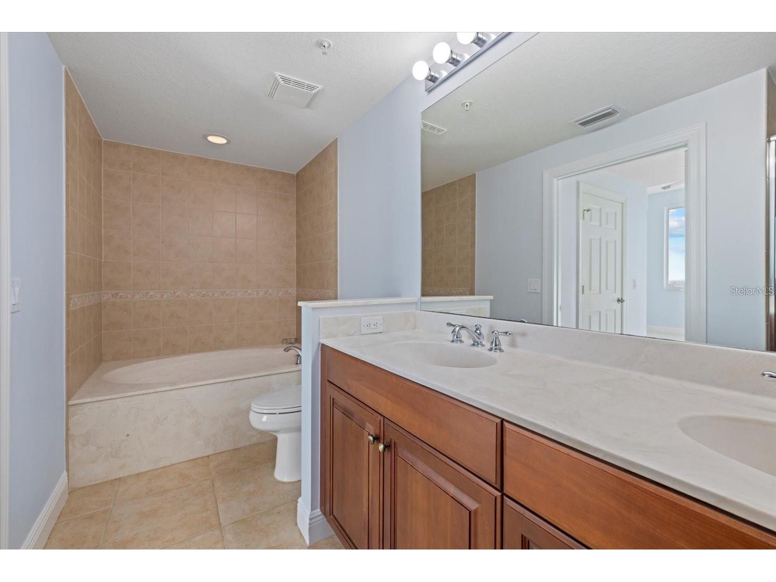 800 N Tamiami Trail #1502 Sarasota FL 34236 A4667134 image13