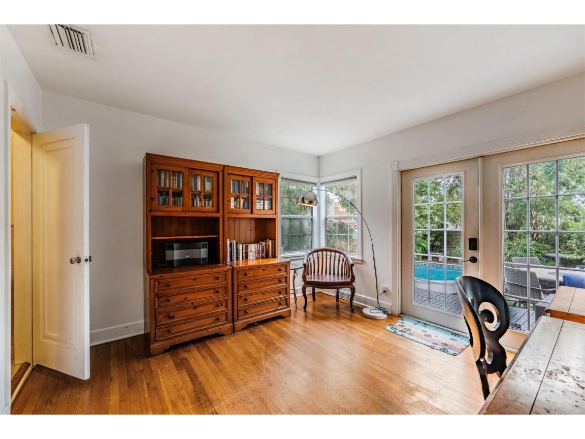 801 22nd Street N Saint Petersburg FL 33713 TB8427343 image20