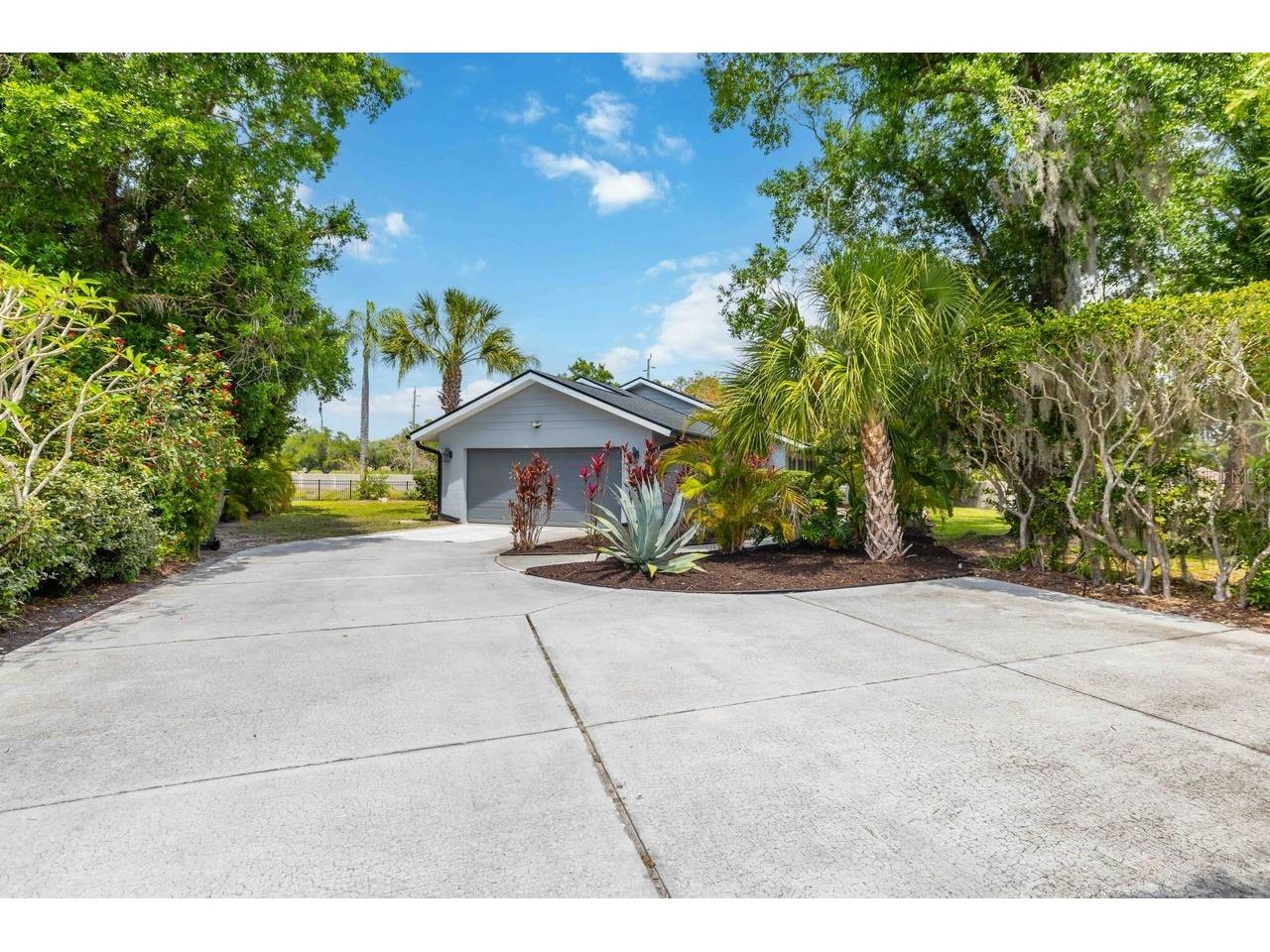 8021 Timber Lake Lane Sarasota FL 34243 A4694168 image3