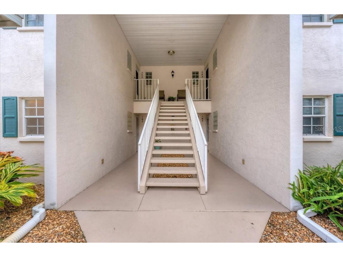 803 Montrose Drive #102 Venice FL 34293 N6130105 image1