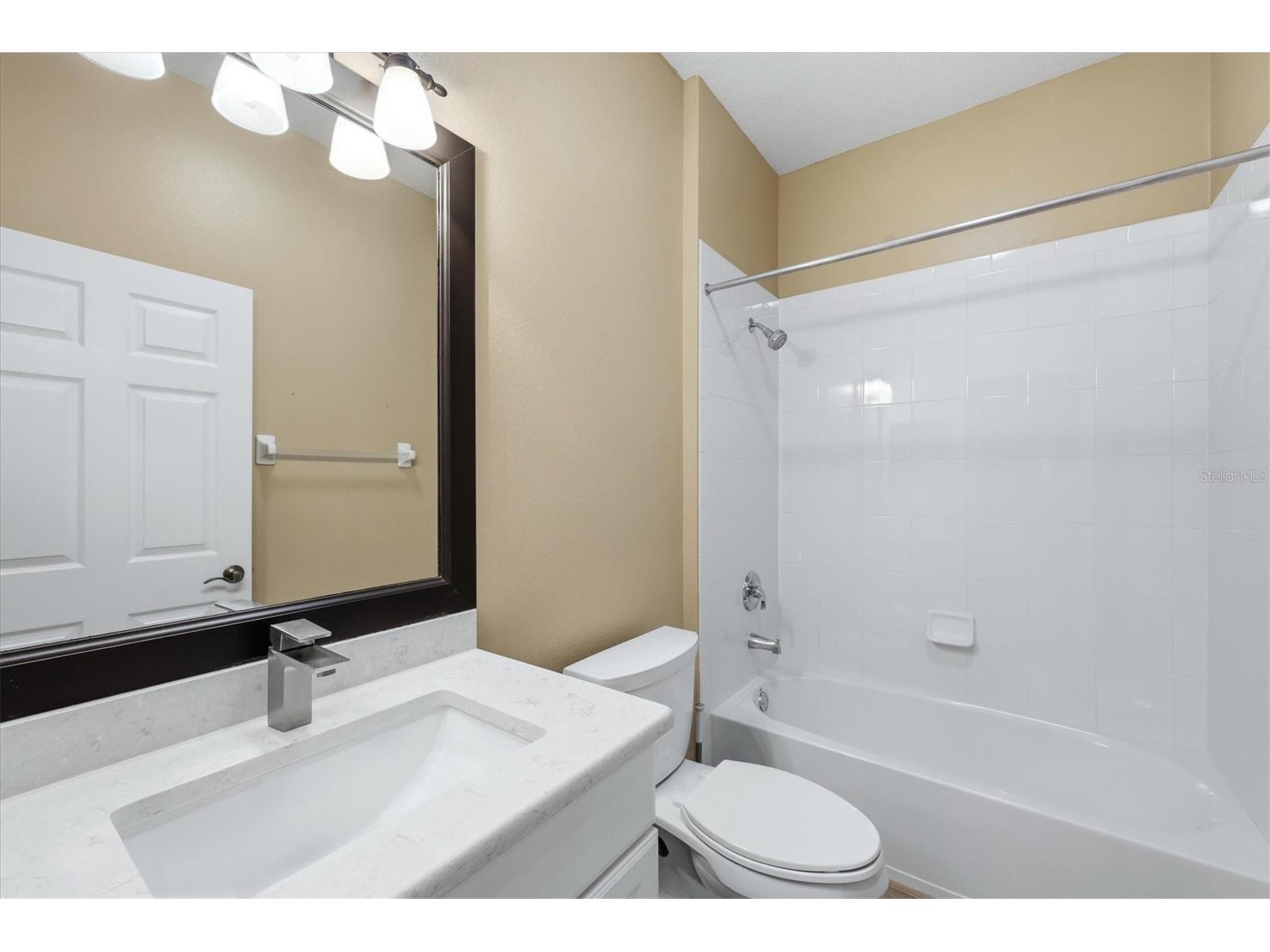 8050 Victoria Falls Circle Sarasota FL 34243 A4701002 image25