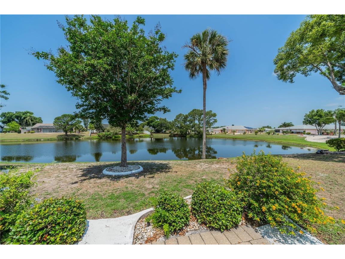 806 Bluewater Drive Sun City Center FL 33573 - SHIMMERING LAKE T3527027 image1