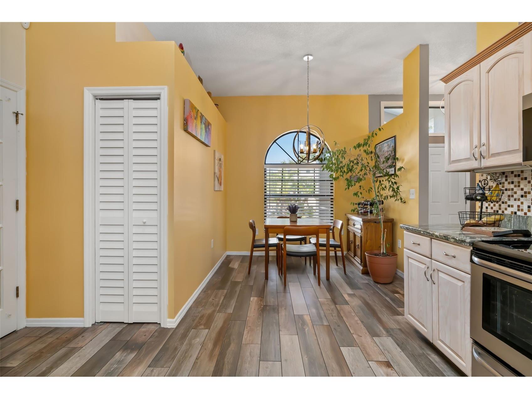 8072 Glenbrooke Lane Sarasota FL 34243 A4681070 image24