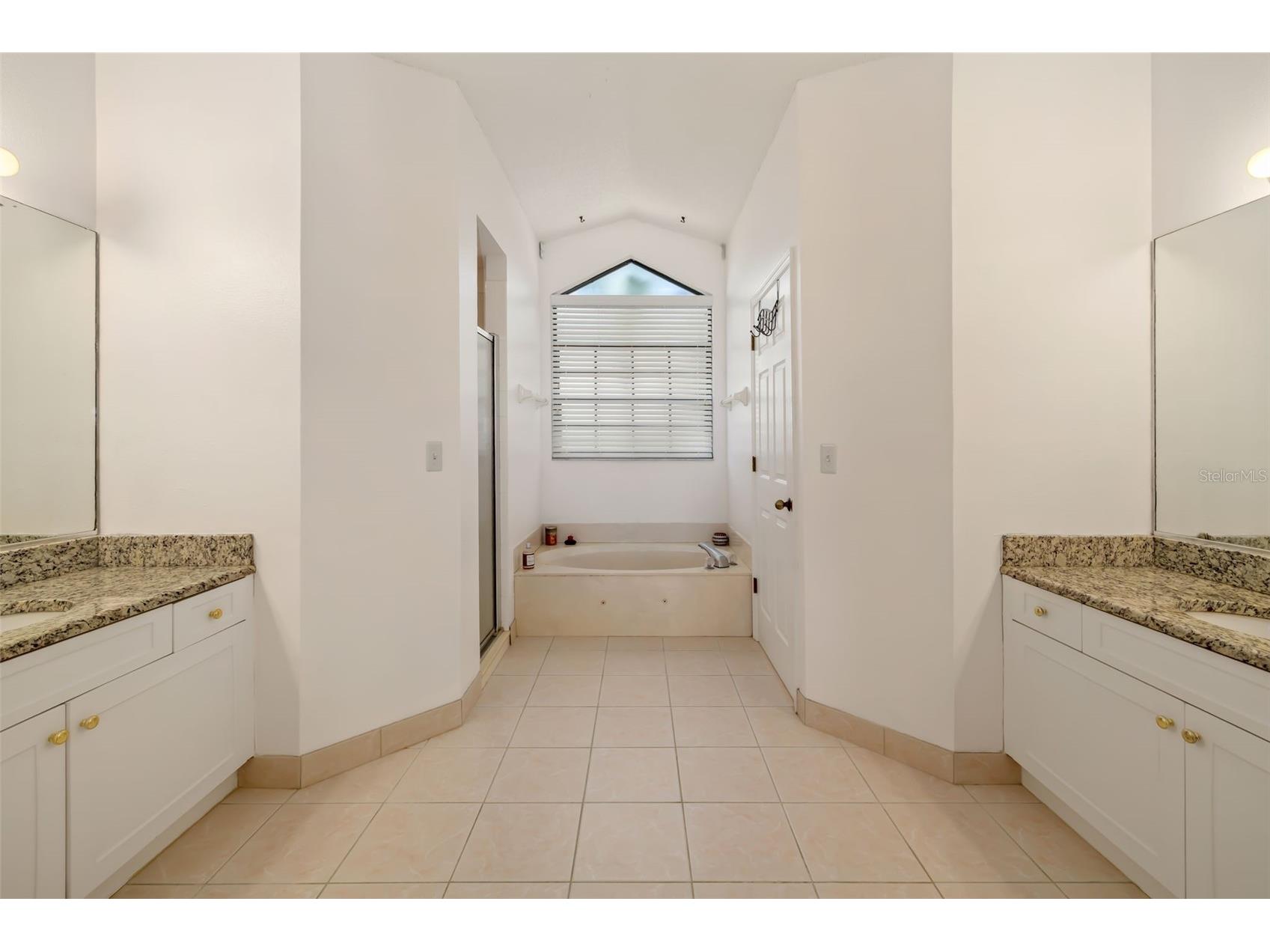 8072 Glenbrooke Lane Sarasota FL 34243 A4681070 image28