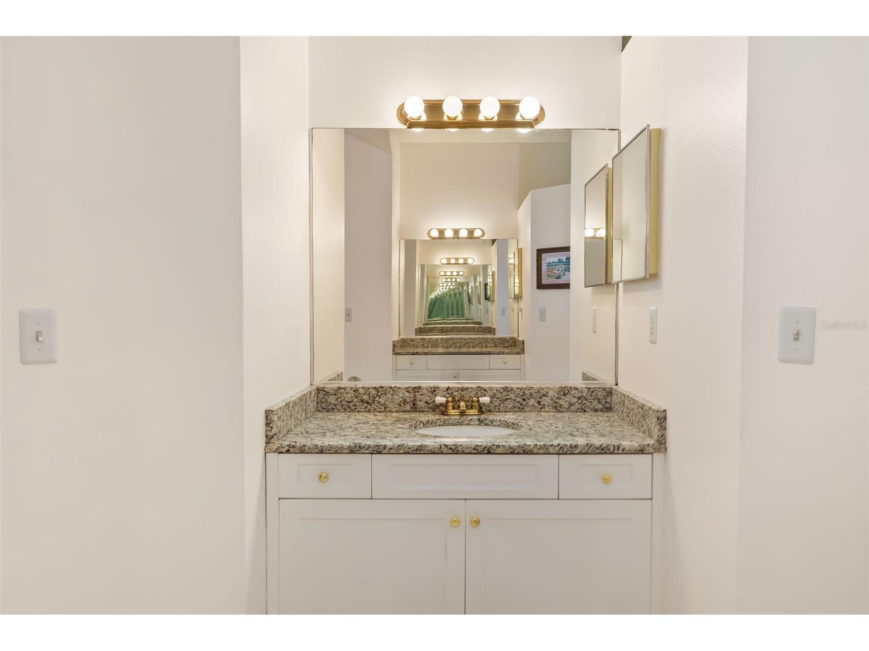 8072 Glenbrooke Lane Sarasota FL 34243 A4681070 image31