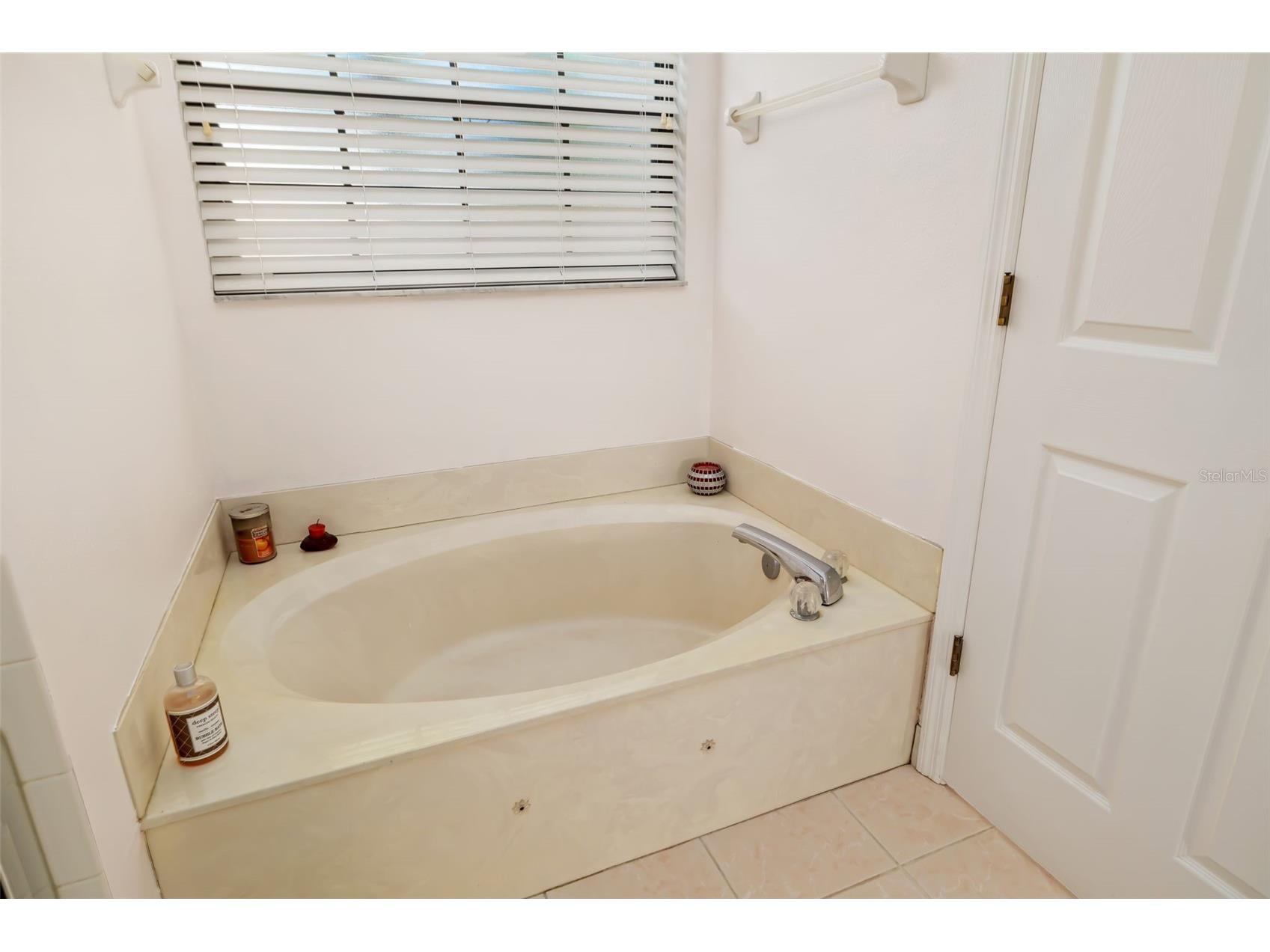 8072 Glenbrooke Lane Sarasota FL 34243 A4681070 image32