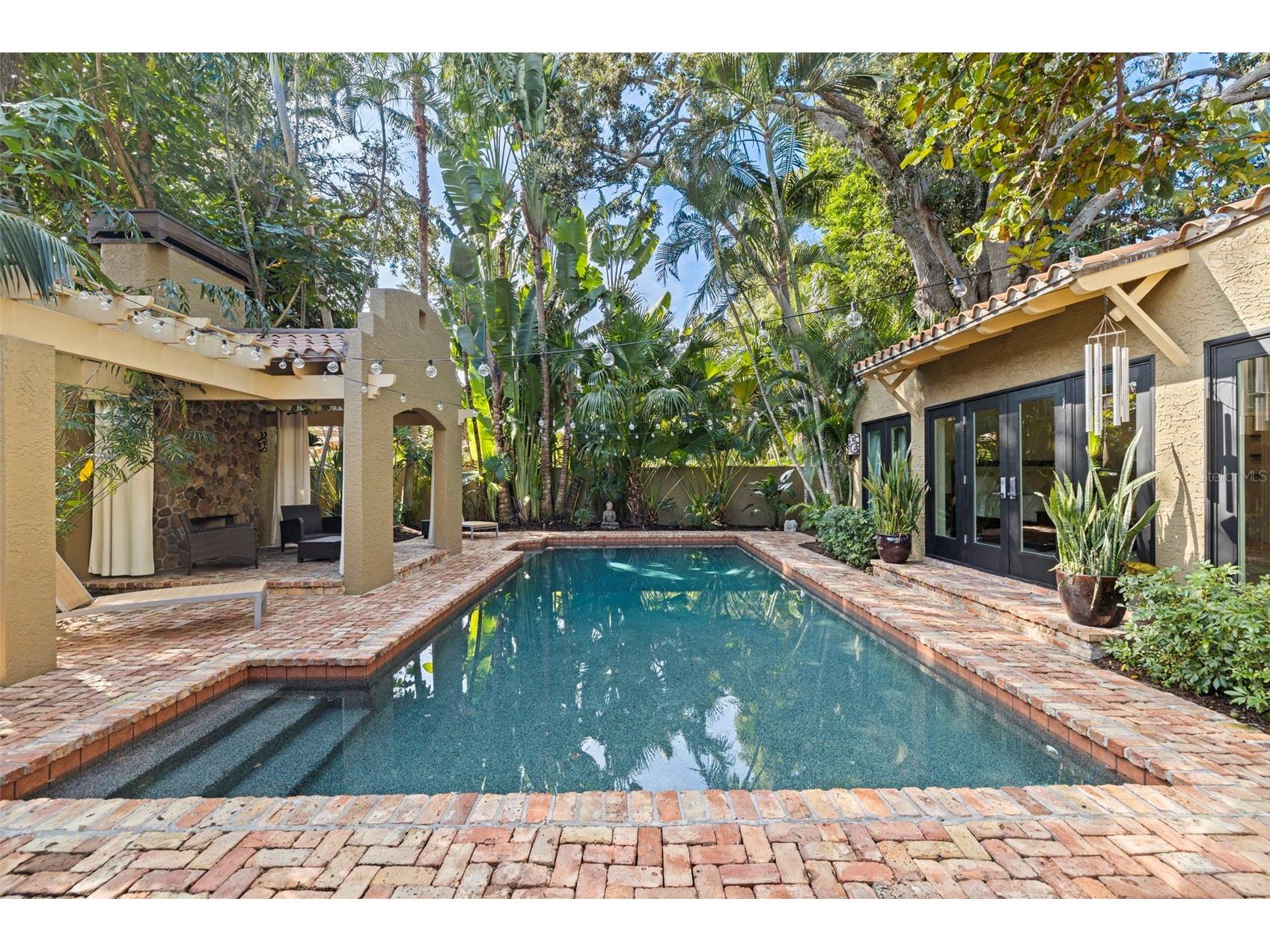 808 Brightwaters Boulevard NE Saint Petersburg FL 33704 TB8452744 image1