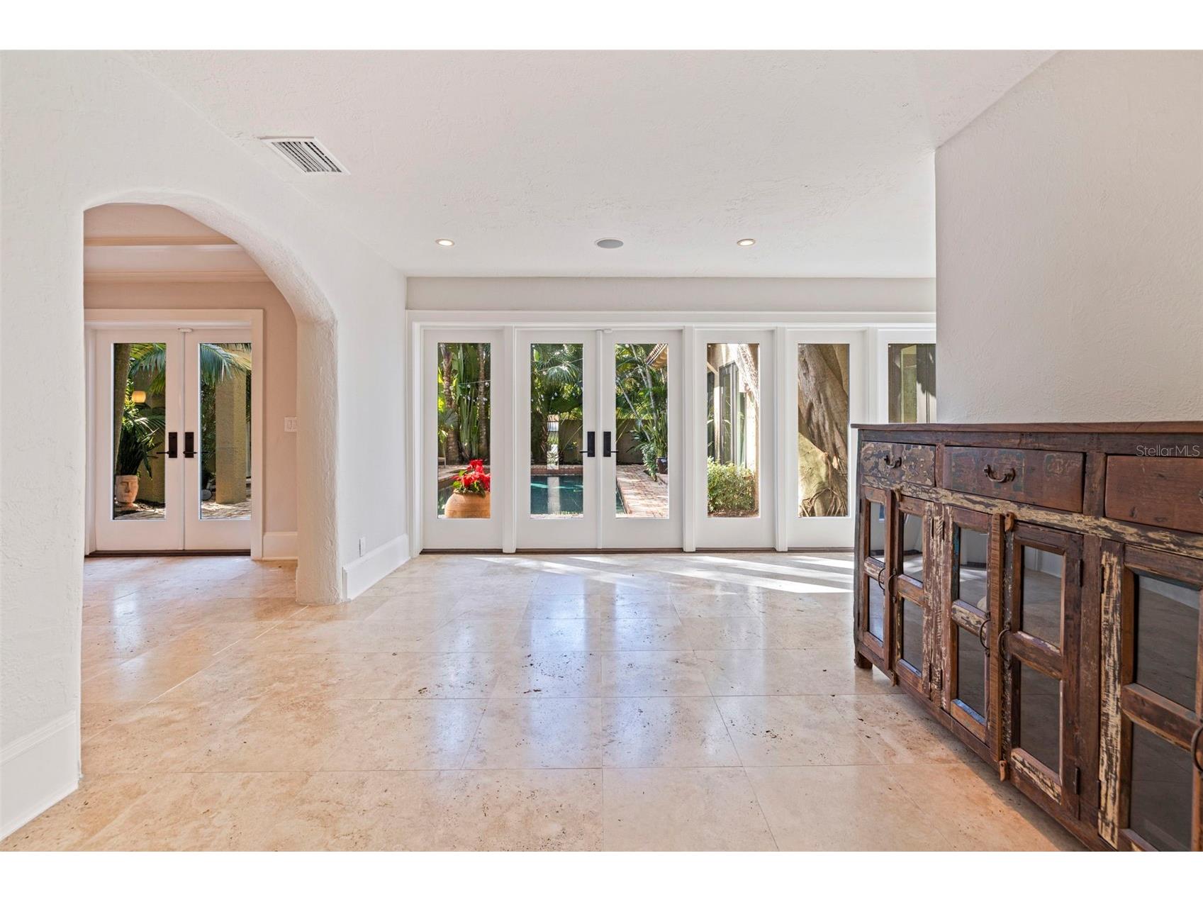 808 Brightwaters Boulevard NE Saint Petersburg FL 33704 TB8452744 image16