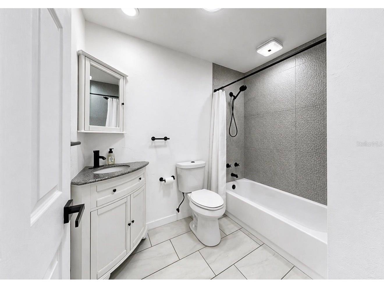 8096 Glenbrooke Lane Sarasota FL 34243 A4690084 image45