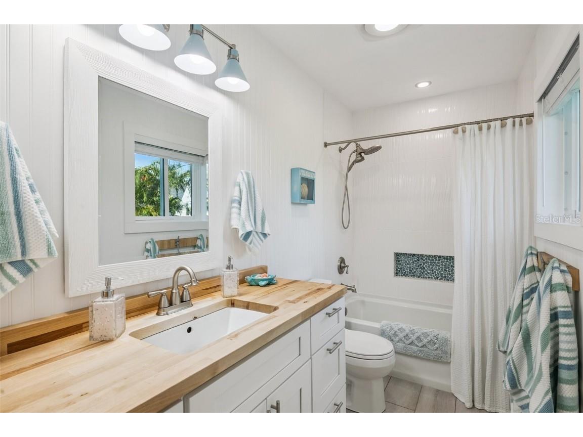 8096 Glenbrooke Lane Sarasota FL 34243 TB8390536 image22