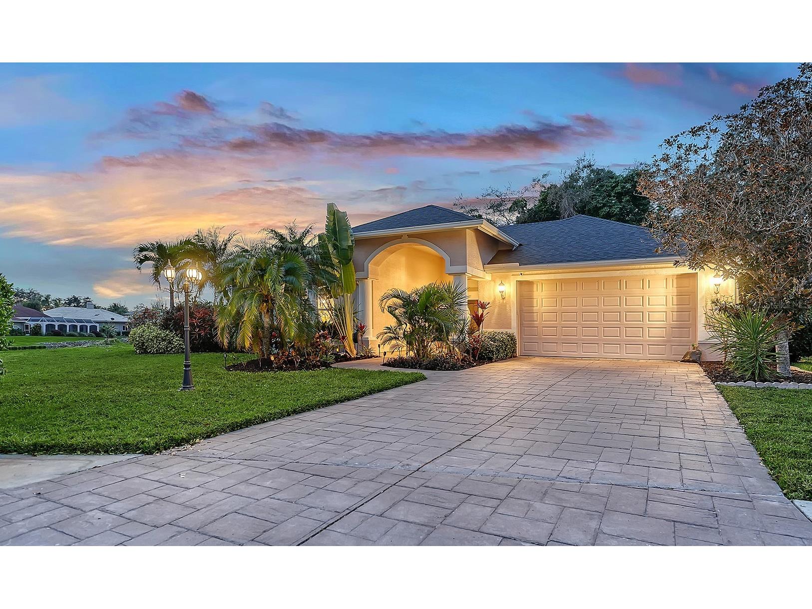 8117 Misty Oaks Boulevard Sarasota FL 34243 A4678054 image1