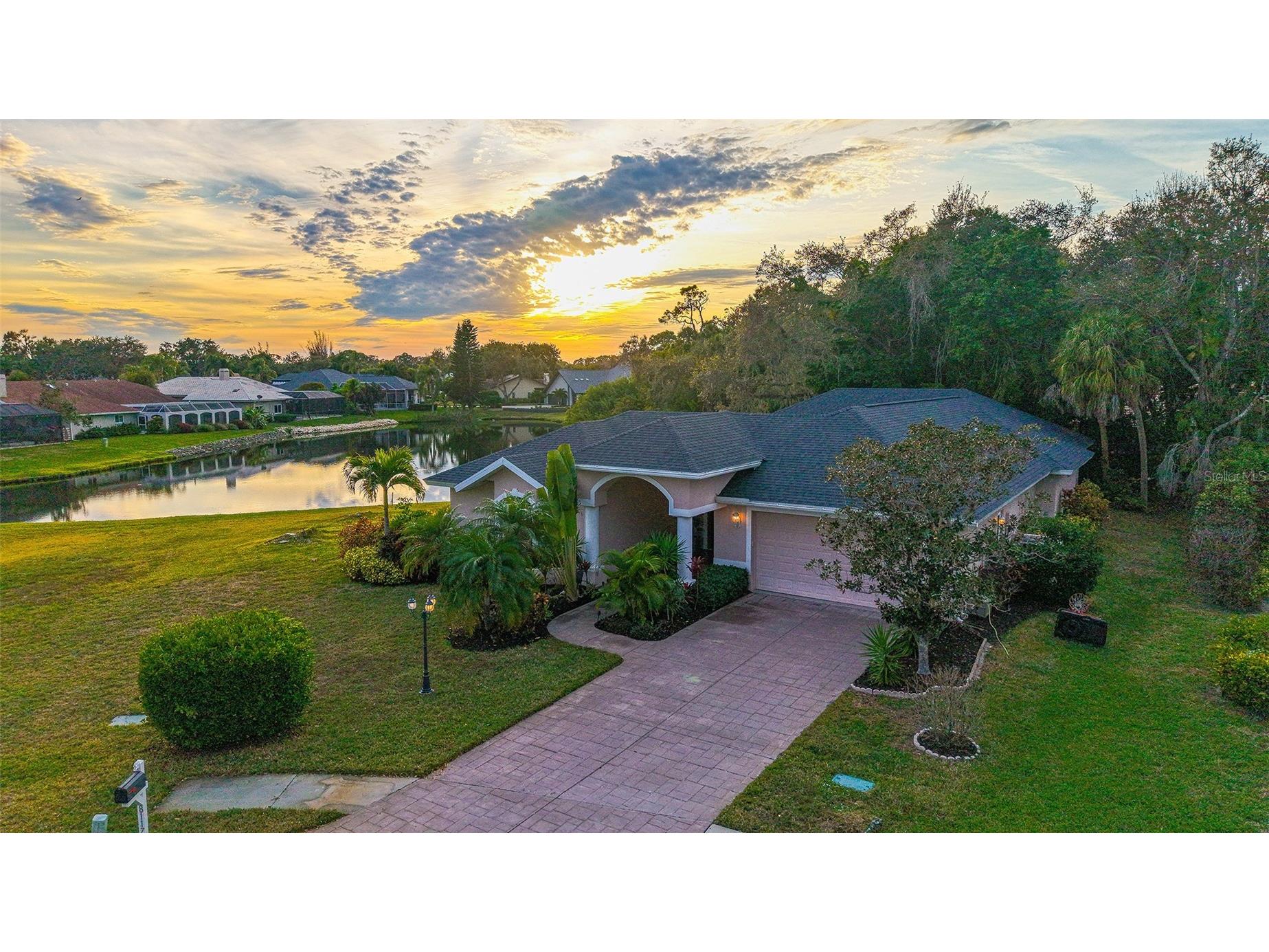 8117 Misty Oaks Boulevard Sarasota FL 34243 A4678054 image5