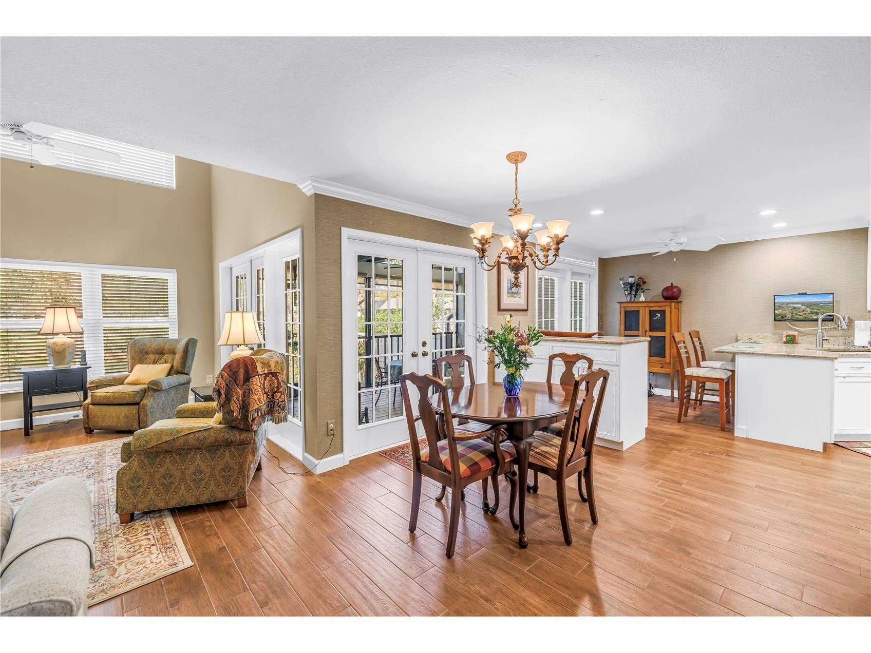 812 Amelia Court NE Saint Petersburg FL 33702 TB8481073 image2