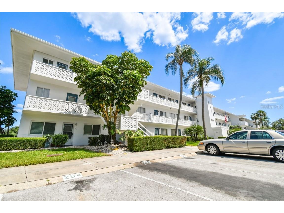 8125 112th Street #210 Seminole FL 33772 - LAKE SUNRISE AND LAKE SUNSET U8196558 image1