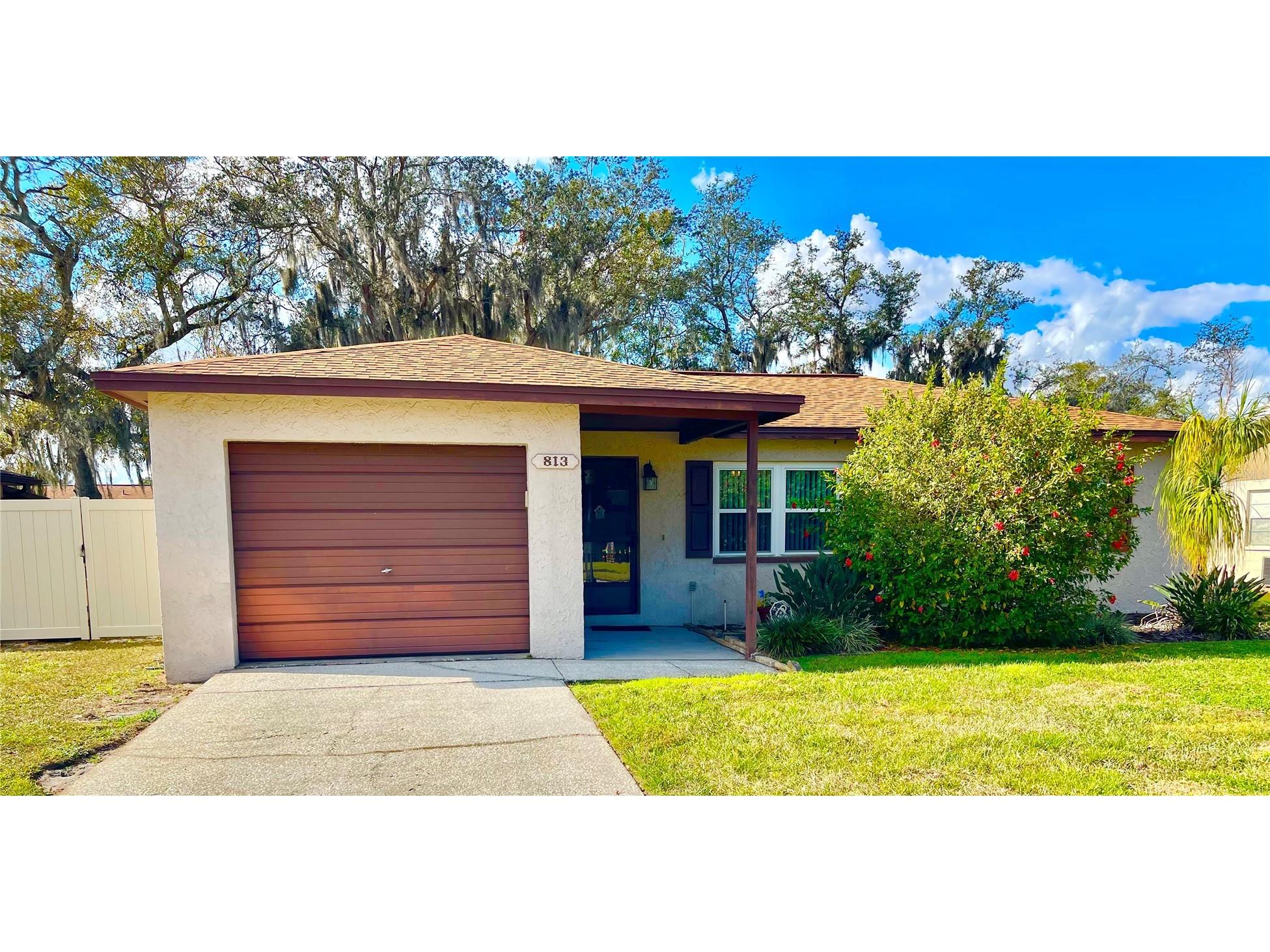 813 Cinnamon Drive E Winter Haven FL 33880 L4958447 image1