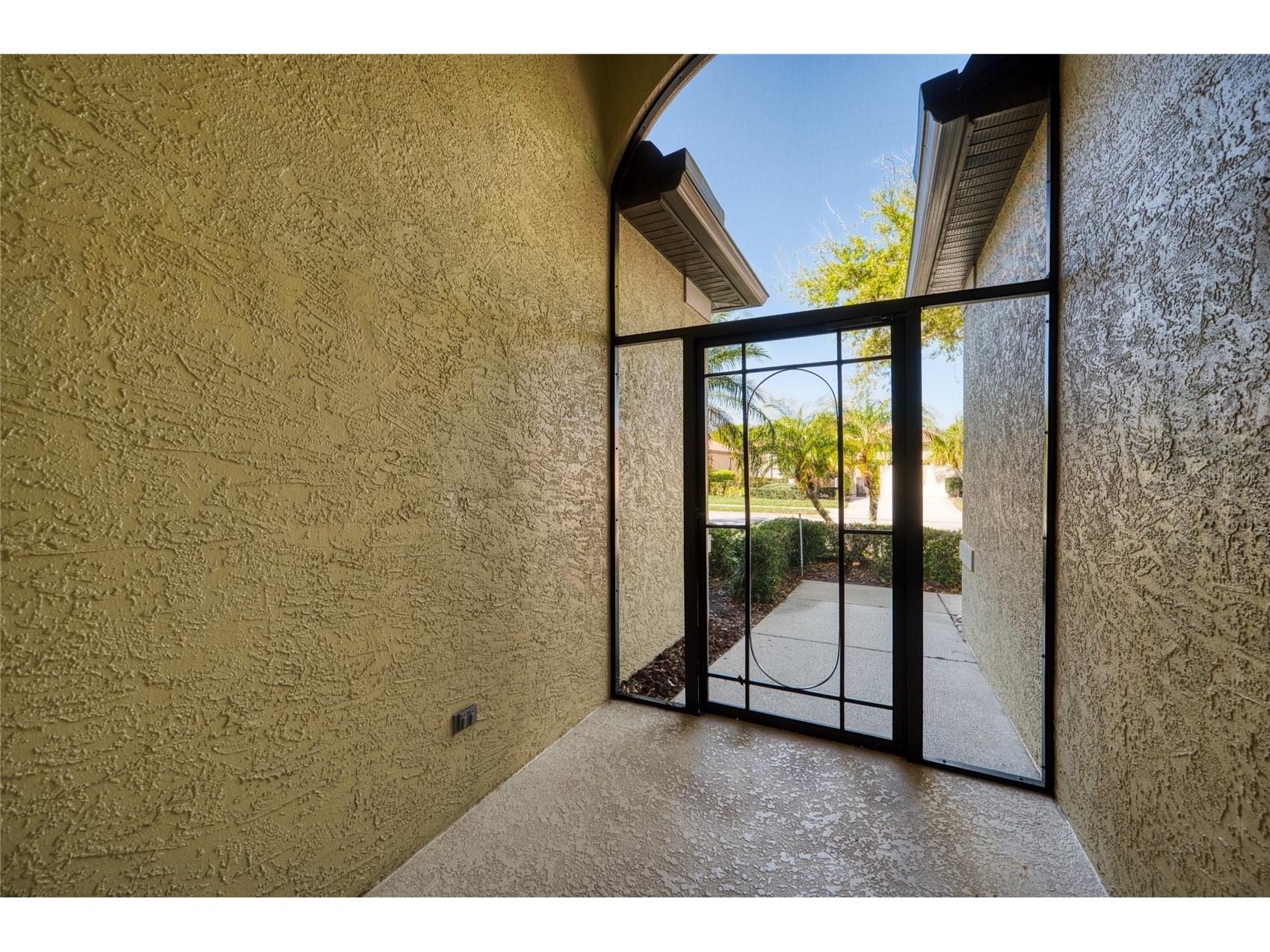 8142 Stirling Falls Circle Sarasota FL 34243 A4685641 image3