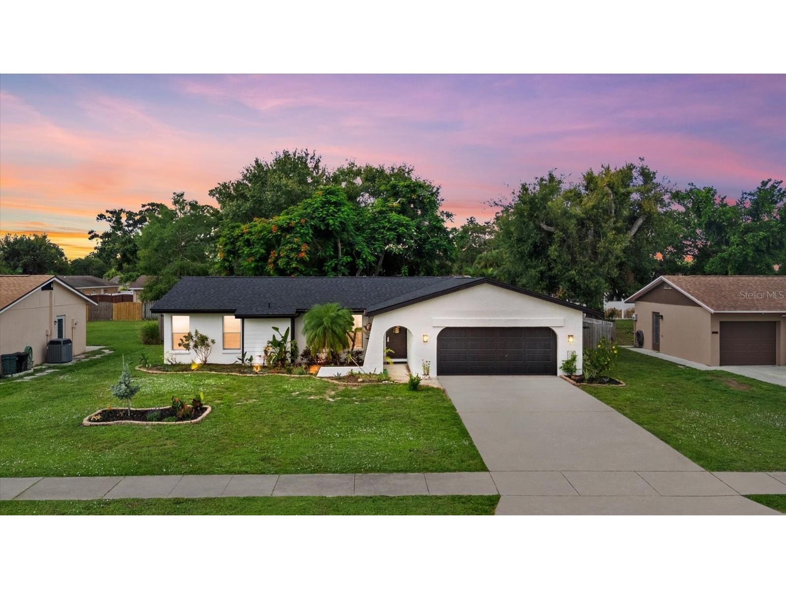 816 Queen Palm Lane Sarasota FL 34243 A4689412 image1