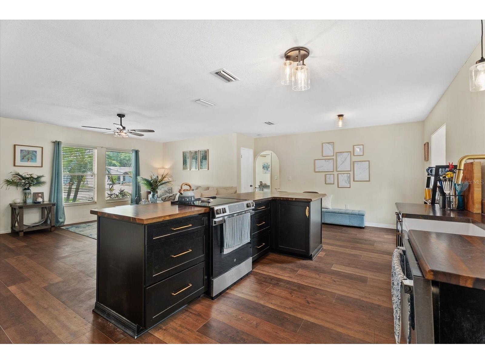 816 Queen Palm Lane Sarasota FL 34243 A4689412 image5
