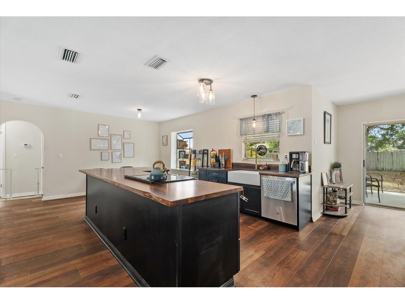 816 Queen Palm Lane Sarasota FL 34243 A4689412 image8