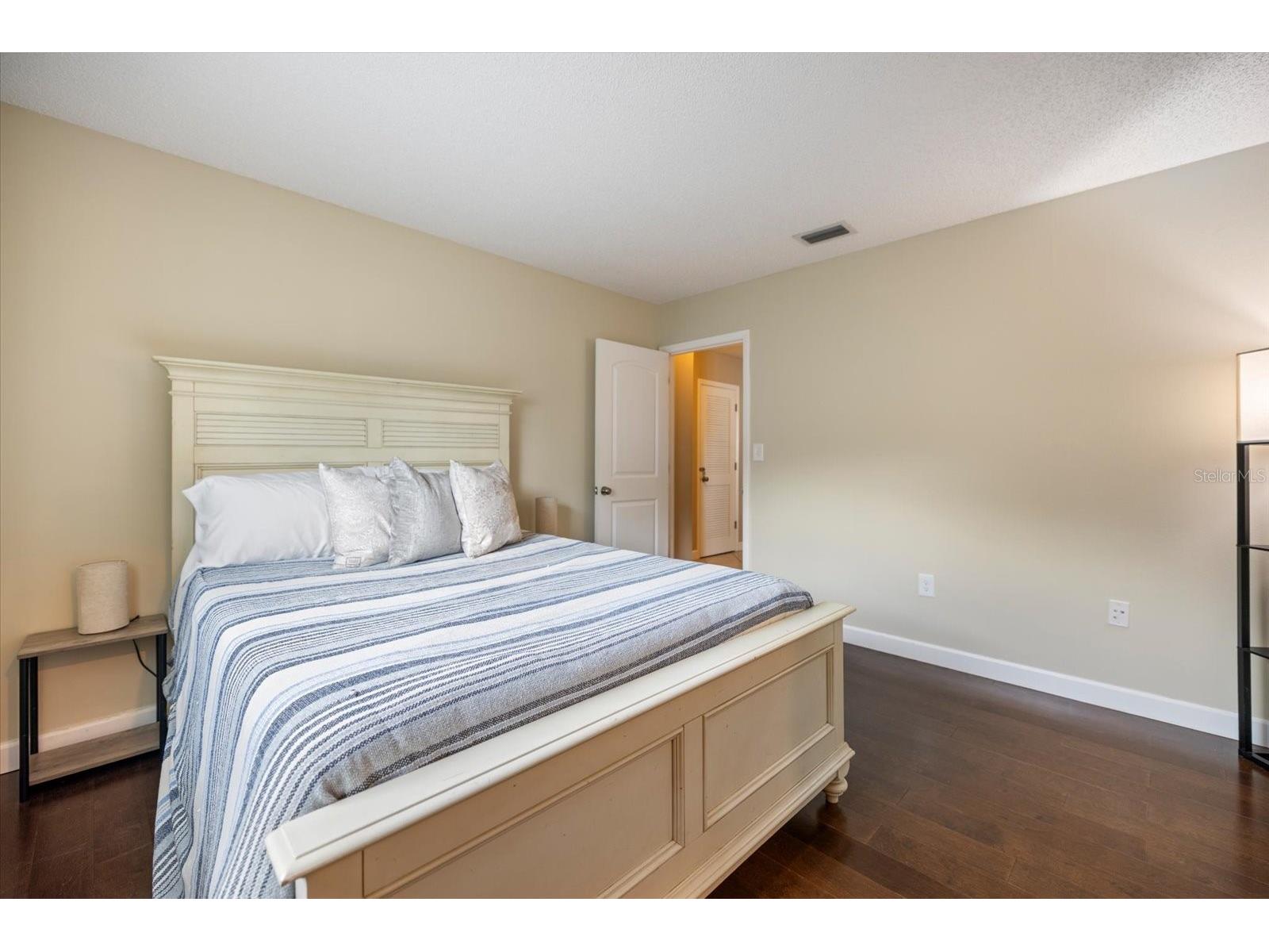 818 Plum Tree Lane Sarasota FL 34243 A4692887 image22