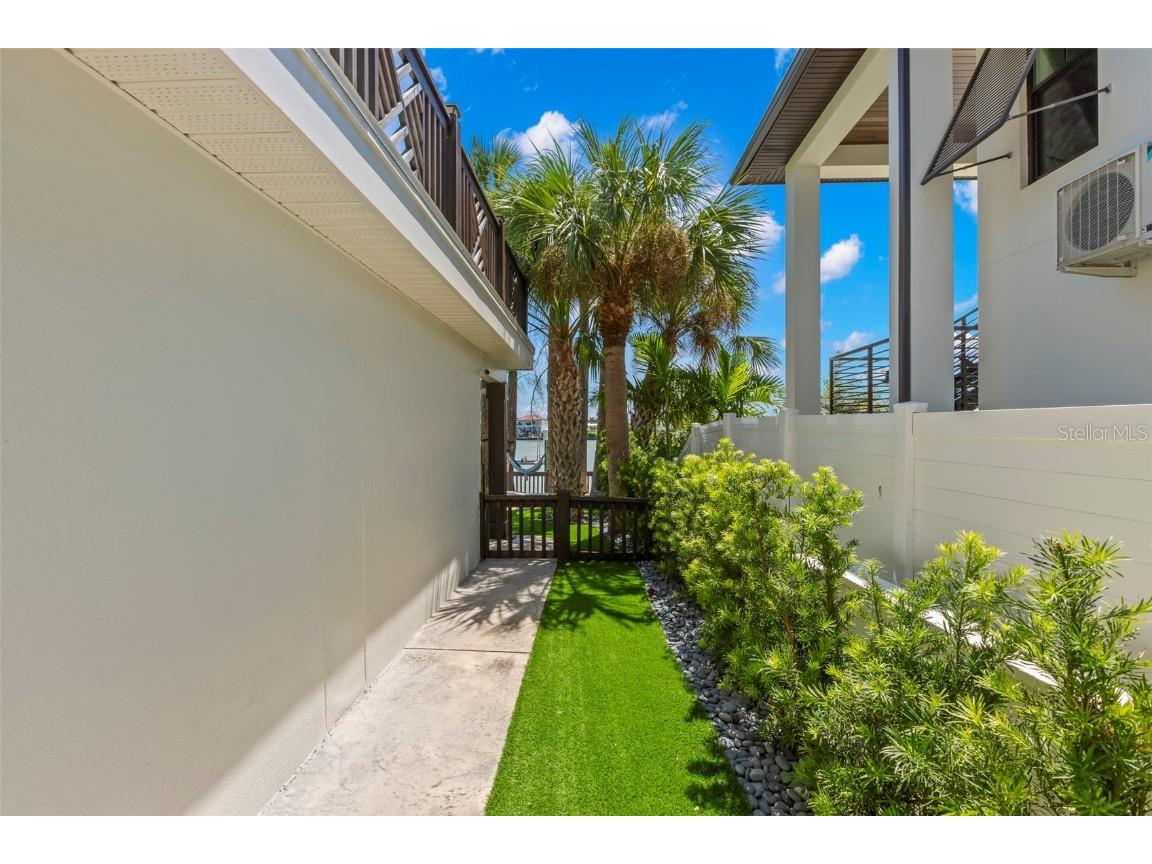 819 Bay Esplanade Clearwater Beach FL 33767 - MANDALAY CHANNEL TB8419651 image40