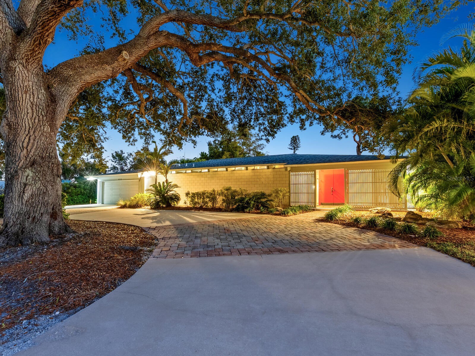 820 Whitfield Avenue Sarasota FL 34243 A4690309 image1
