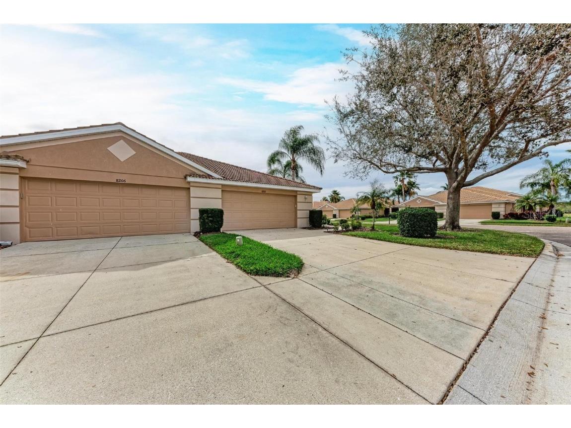8202 Summer Greens Terrace Bradenton FL 34212 A4597210 image1