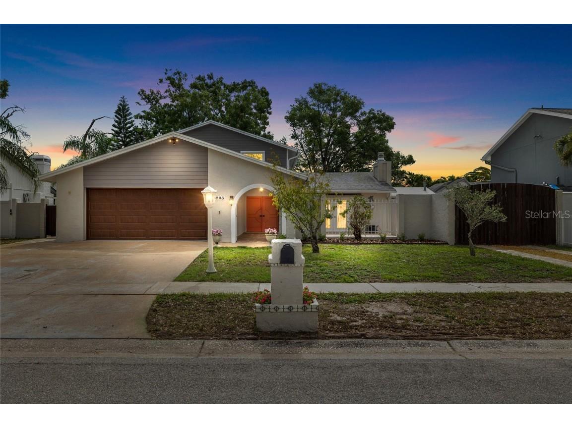 8203 Kirkwood Drive Tampa FL 33634 - TWELVE OAKS LARGE LAKE TB8387844 image1