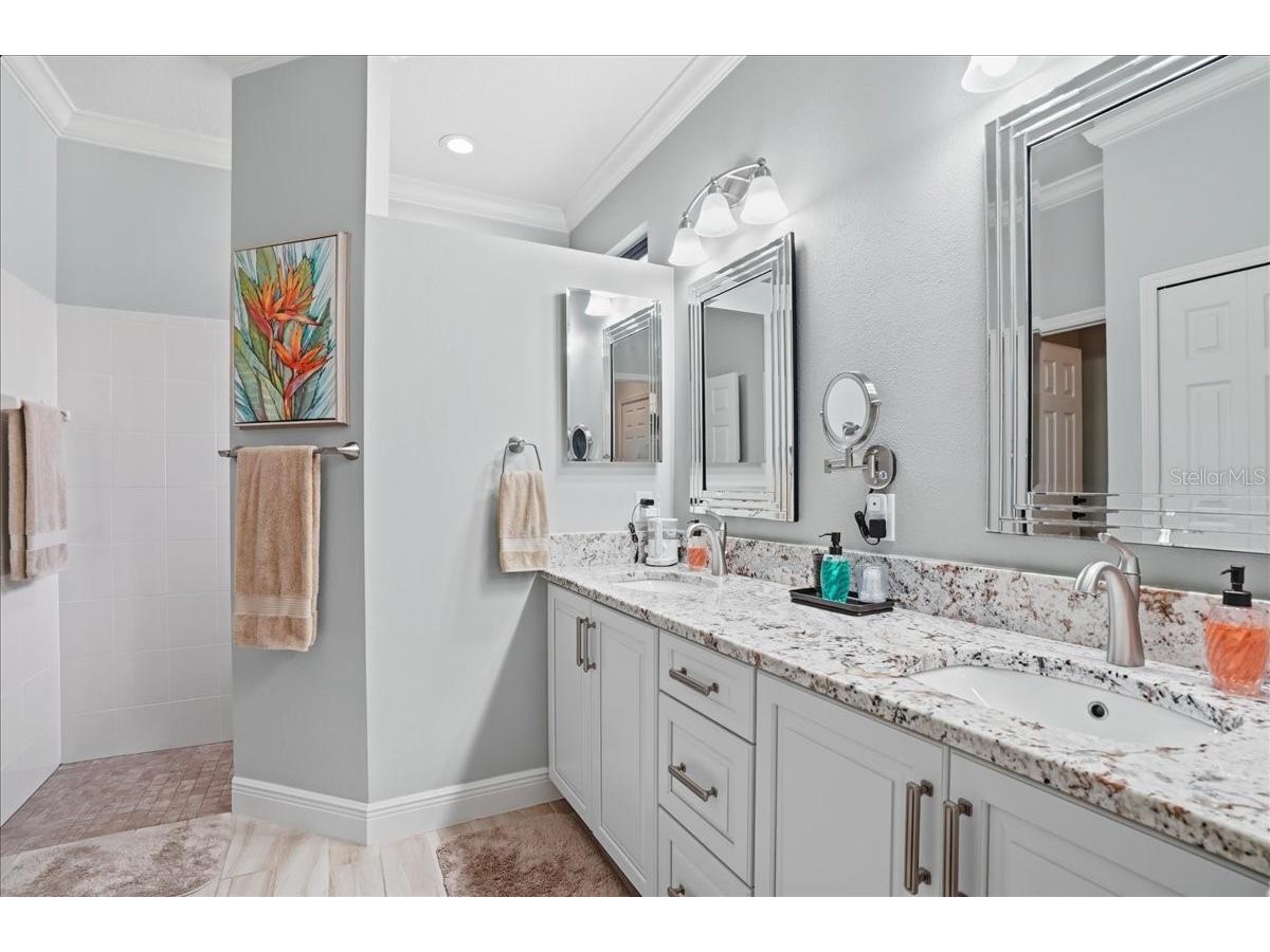 8205 Stirling Falls Circle Sarasota FL 34243 A4686670 image32