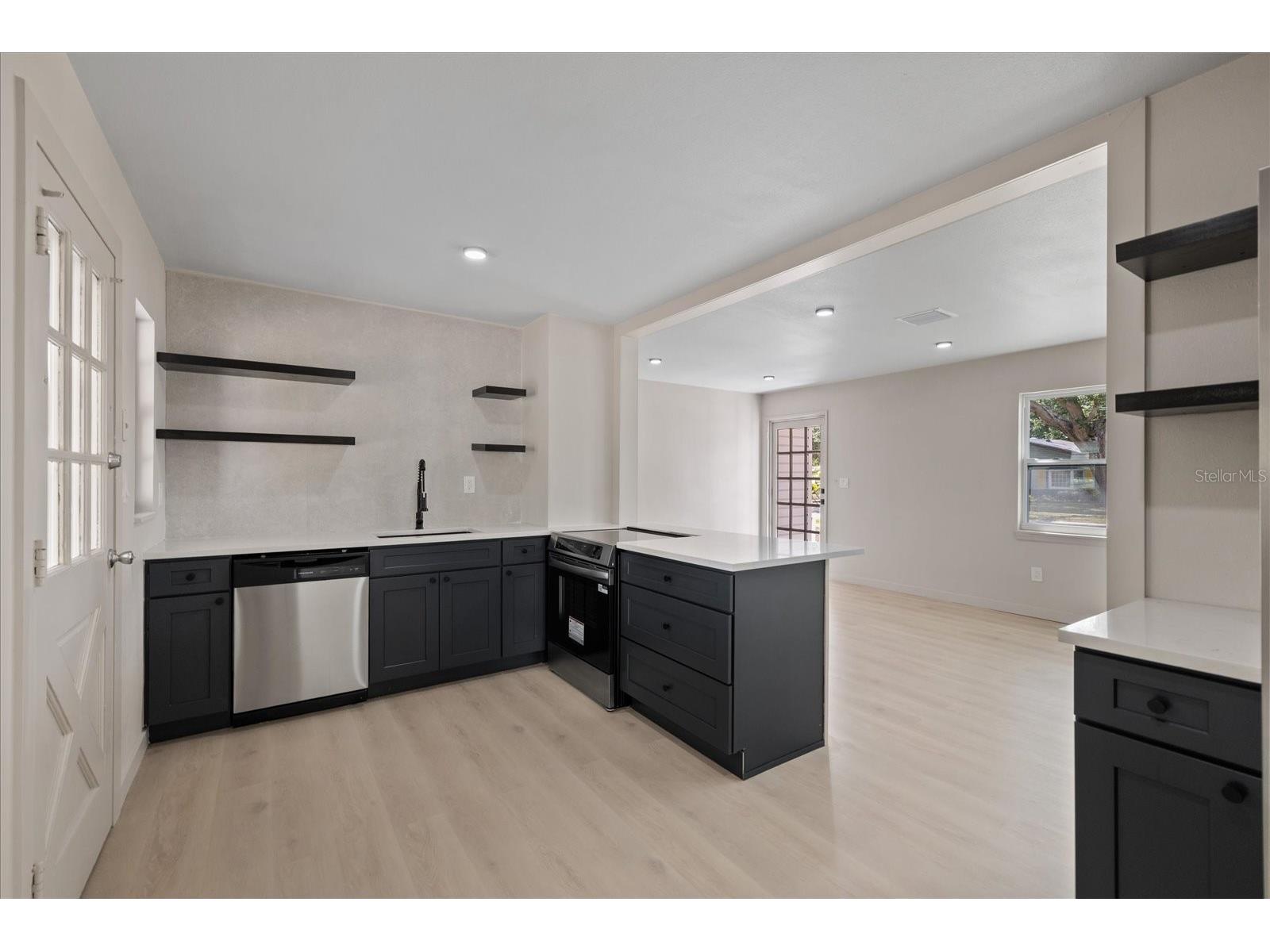 8211 Diagonal Road N Saint Petersburg FL 33702 W7887127 image9