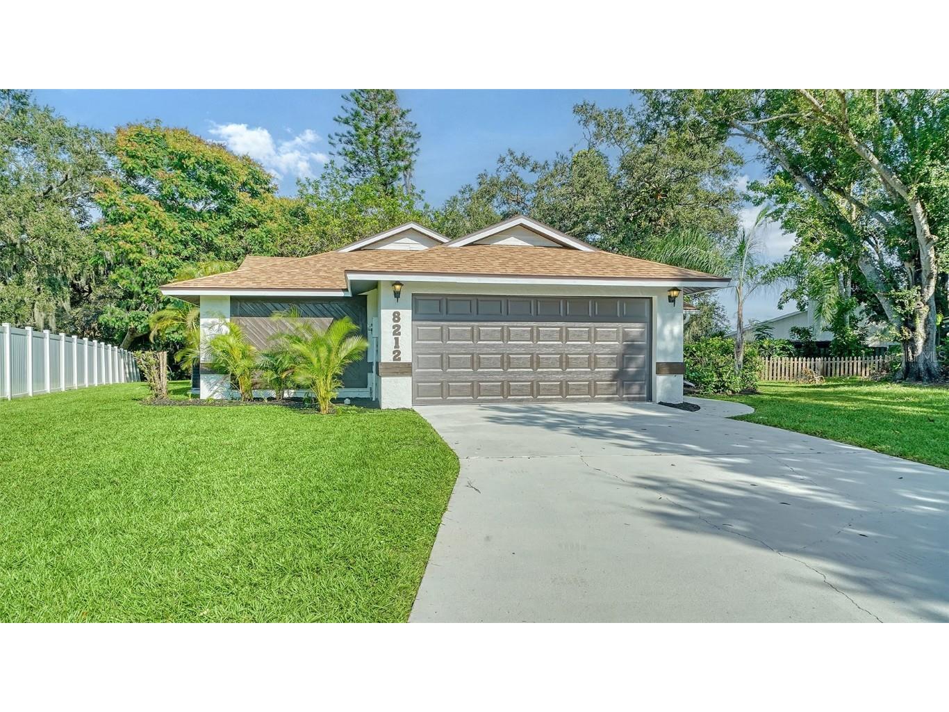 8212 Country Oaks Court Sarasota FL 34243 A4625858 image1