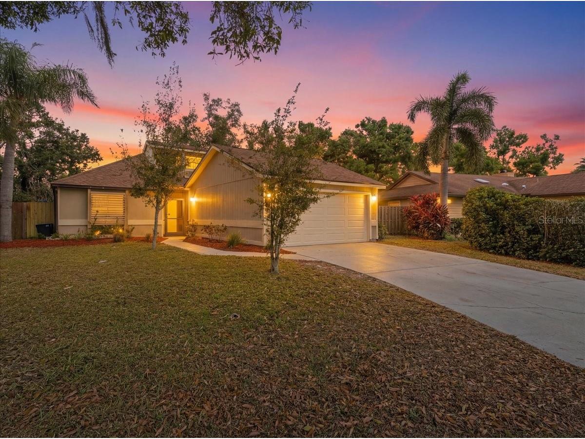 8215 Country Oaks Court Sarasota FL 34243 A4681462 image1
