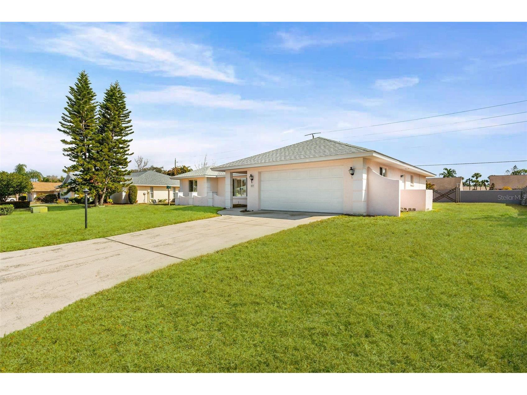 8219 Timber Lake Lane Sarasota FL 34243 A4683126 image2